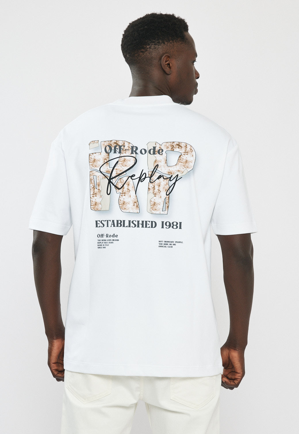 טי-שירט אוברסייז לגברים בצבע לבן עם לוגו והדפס