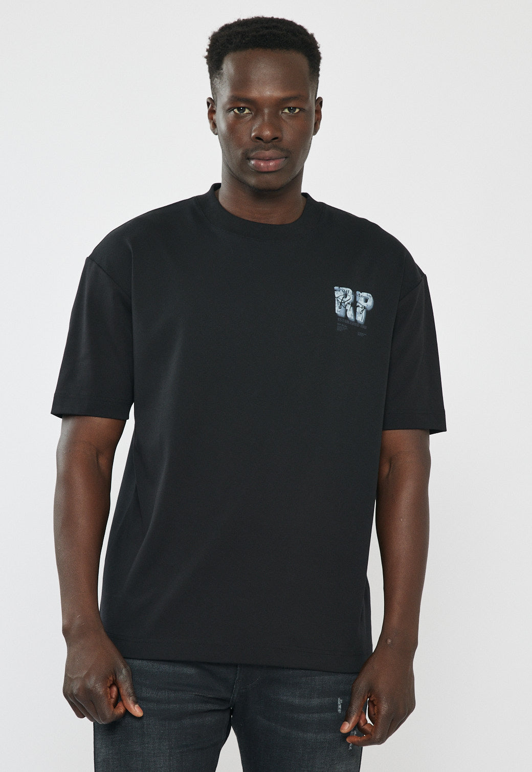 טי-שירט אוברסייז לגברים בצבע שחור עם הדפס בגב