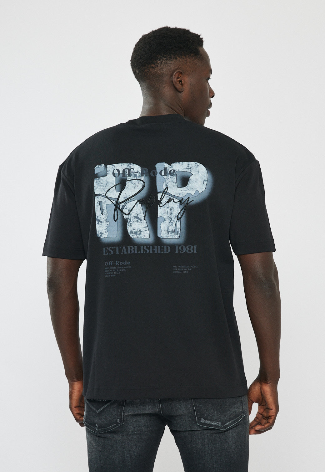 טי-שירט אוברסייז לגברים בצבע שחור עם הדפס בגב