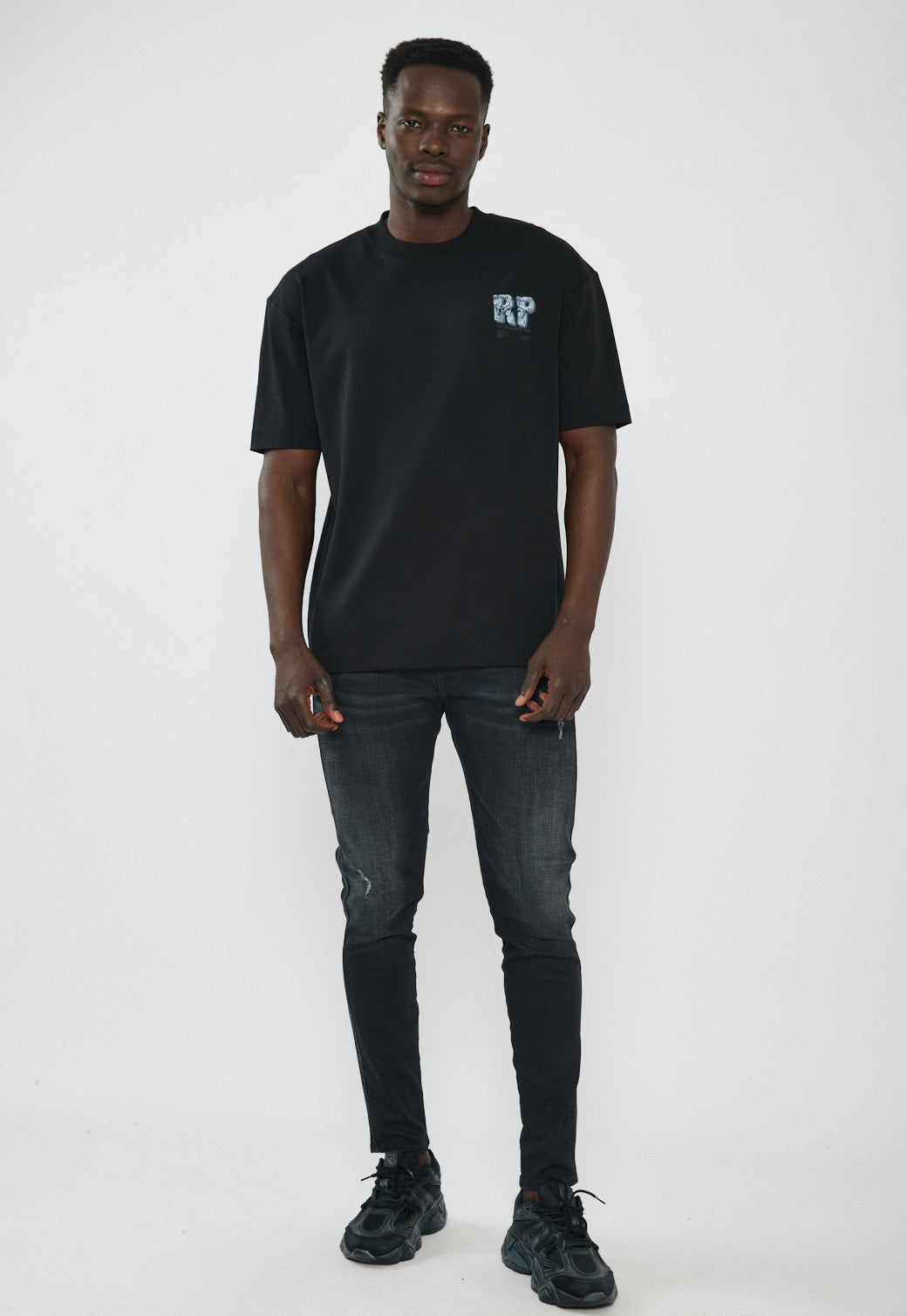 טי-שירט אוברסייז לגברים בצבע שחור עם הדפס בגב