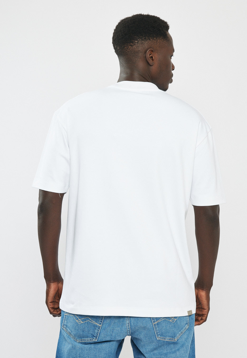 טי-שירט אוברסייז לגברים בצבע לבן עם הדפס