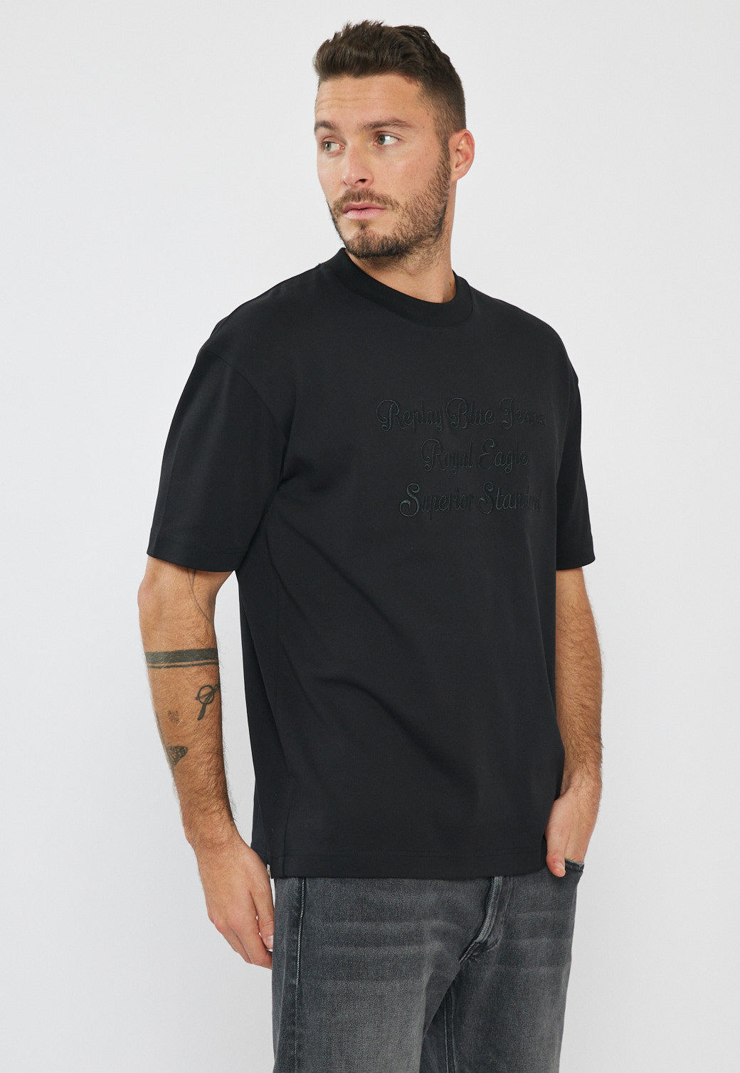 טי-שירט אוברסייז לגברים בצבע שחור עם הדפס