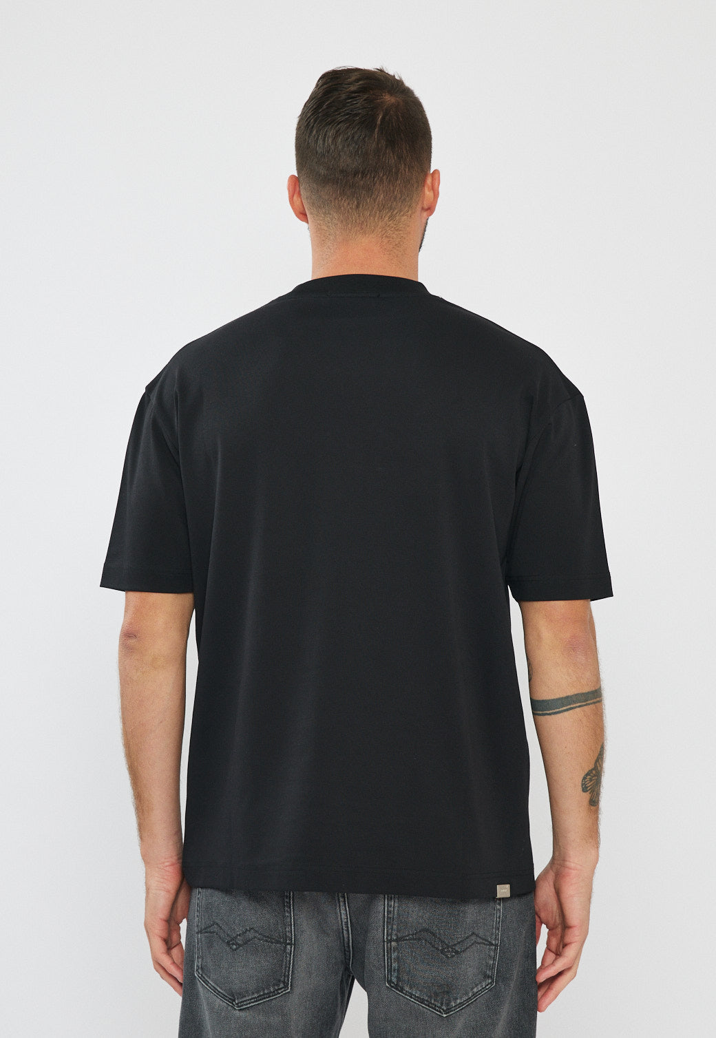טי-שירט אוברסייז לגברים בצבע שחור עם הדפס