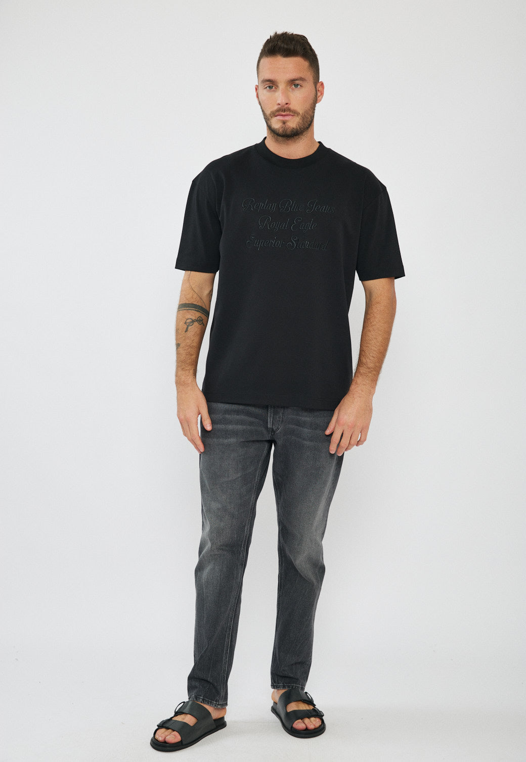 טי-שירט אוברסייז לגברים בצבע שחור עם הדפס