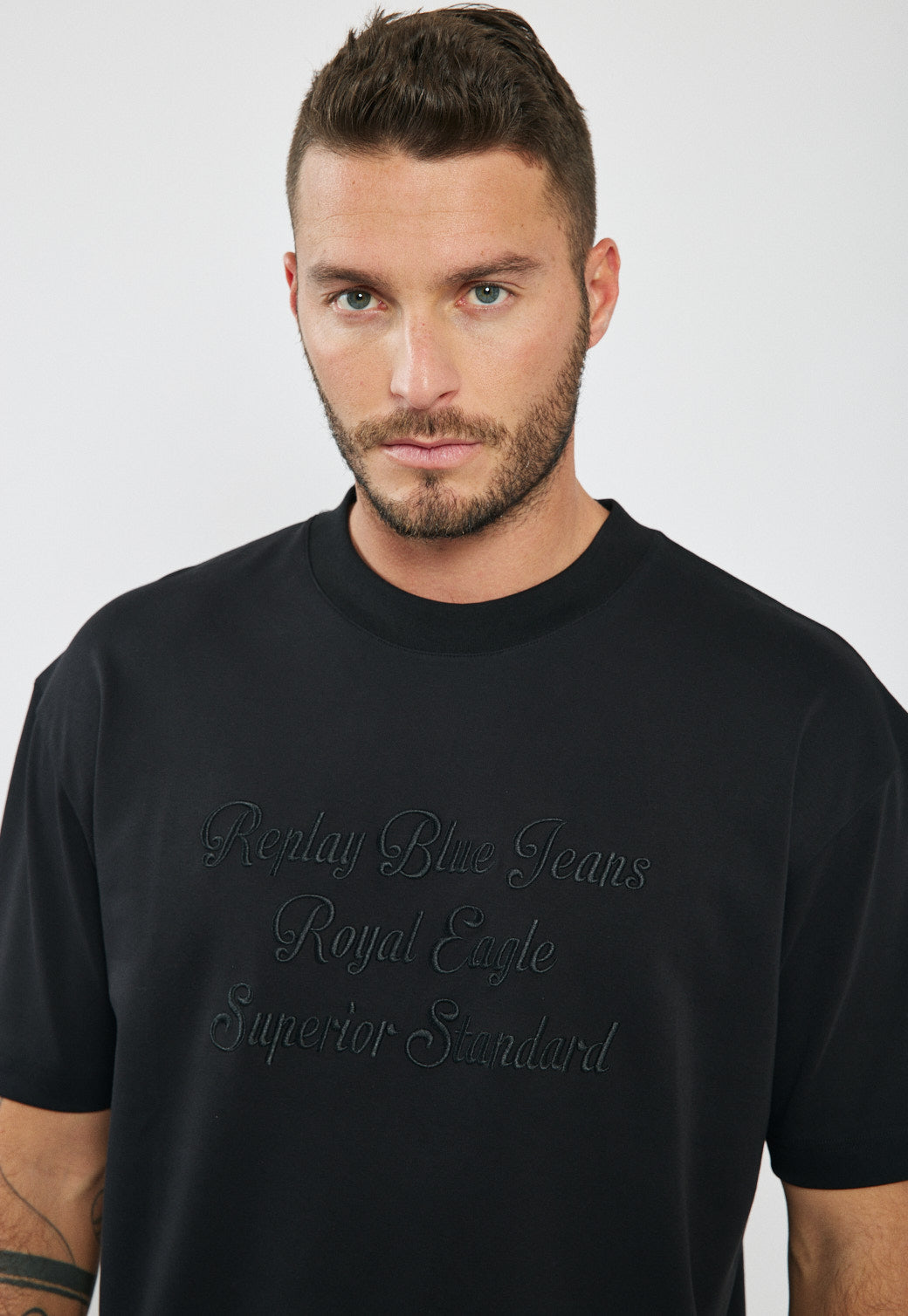 טי-שירט אוברסייז לגברים בצבע שחור עם הדפס