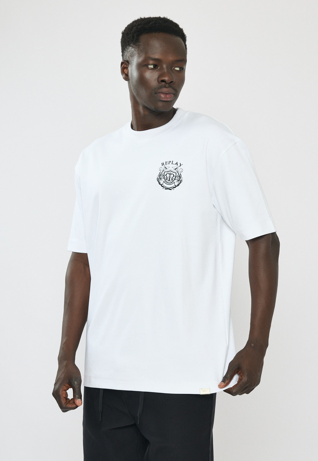 טי-שירט אוברסייז לגברים בצבע לבן עם לוגו