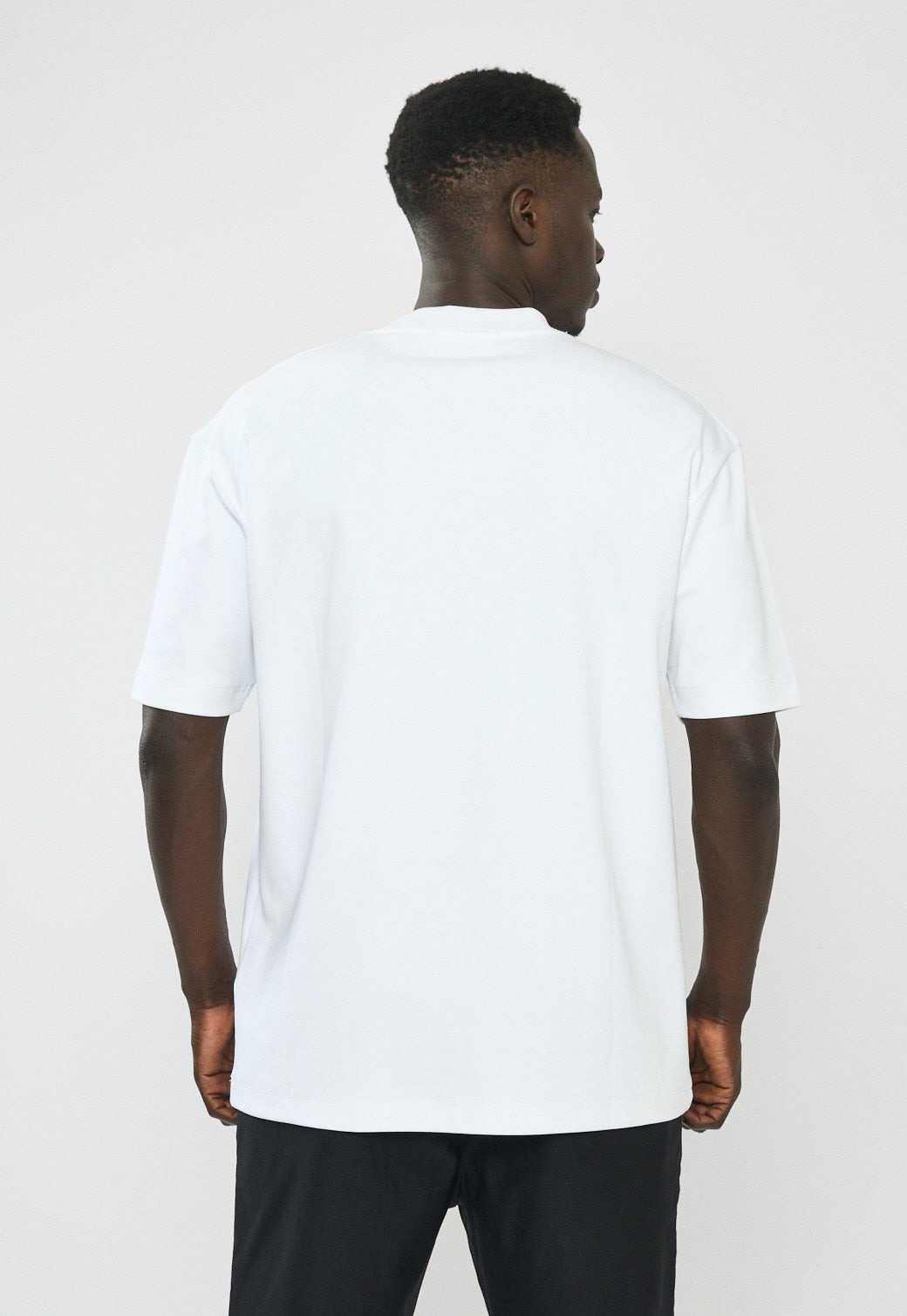 טי-שירט אוברסייז לגברים בצבע לבן עם לוגו