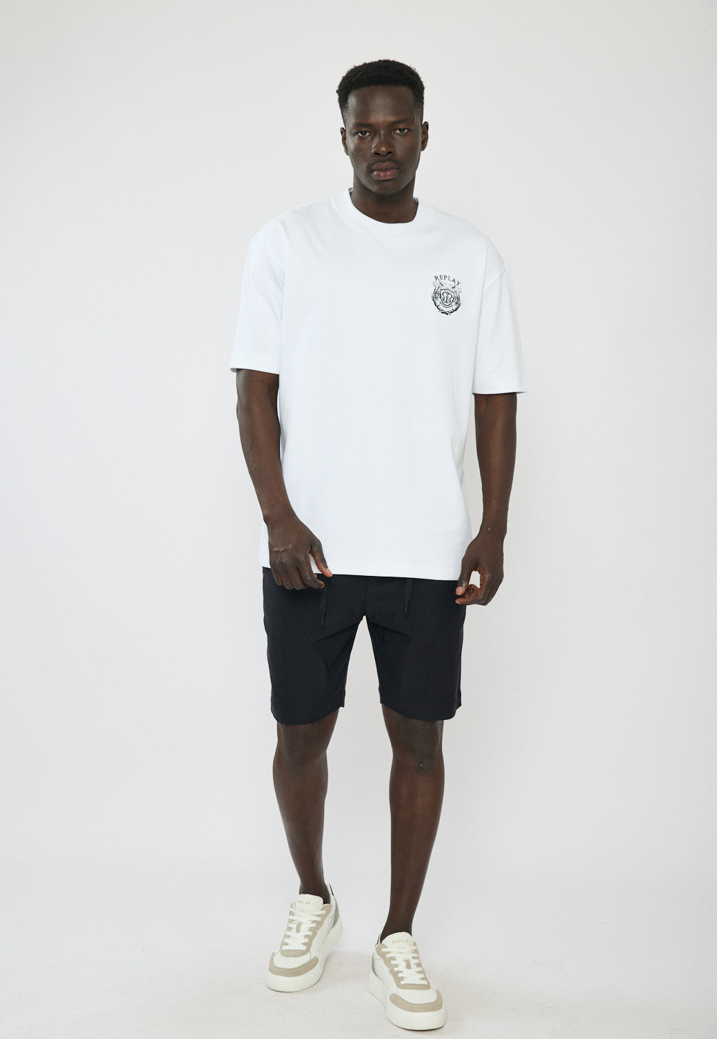 טי-שירט אוברסייז לגברים בצבע לבן עם לוגו