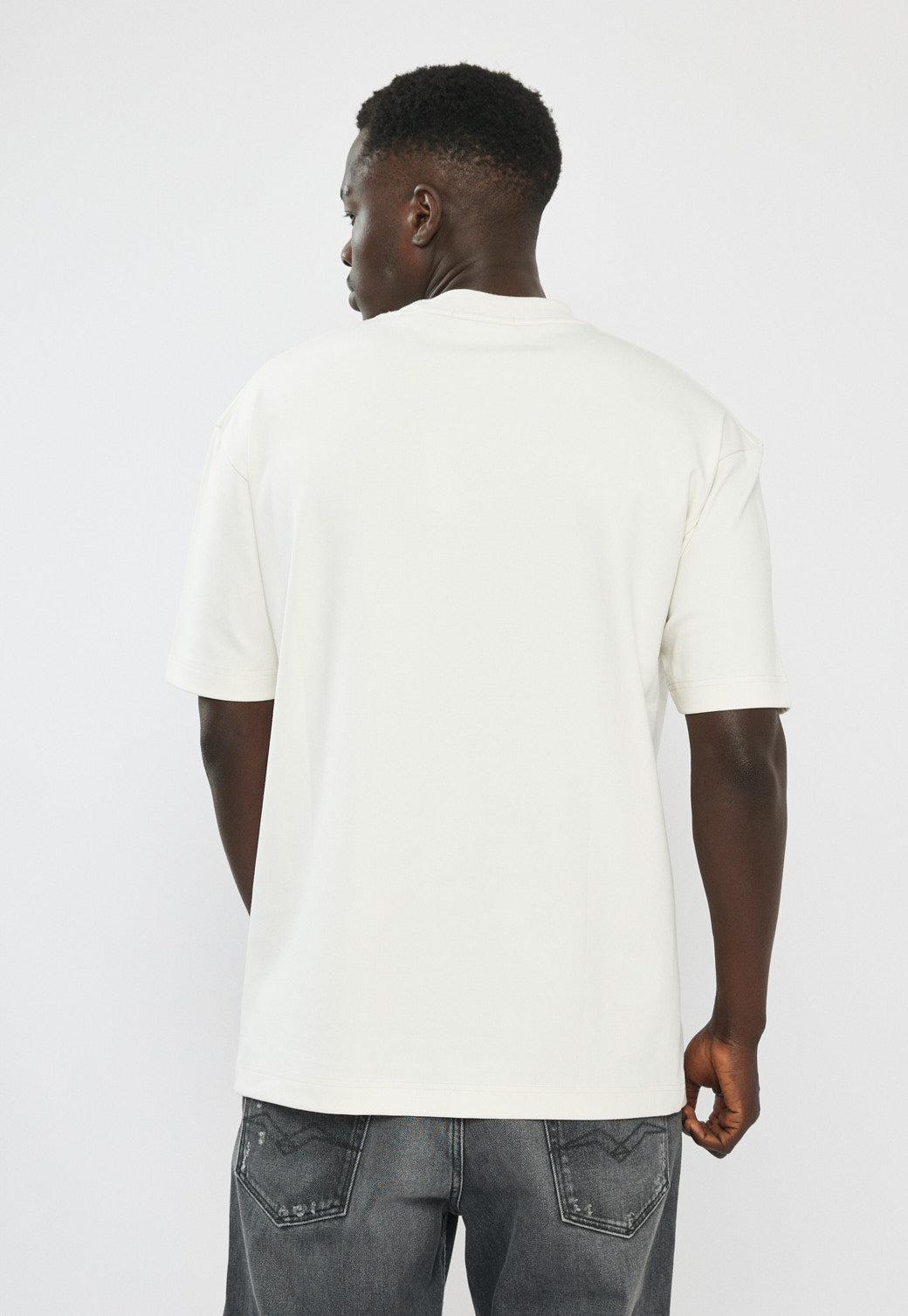 טי-שירט אוברסייז לגברים בצבע שמנת עם לוגו