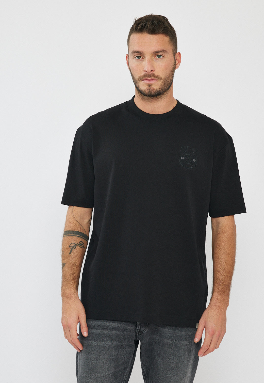 טי-שירט אוברסייז לגברים בצבע שחור עם לוגו