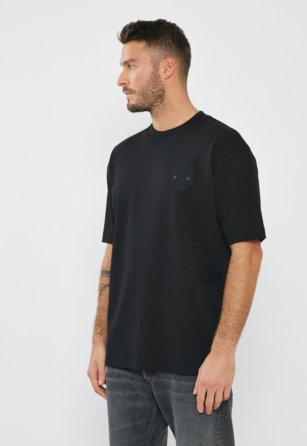 טי-שירט אוברסייז לגברים בצבע שחור עם לוגו