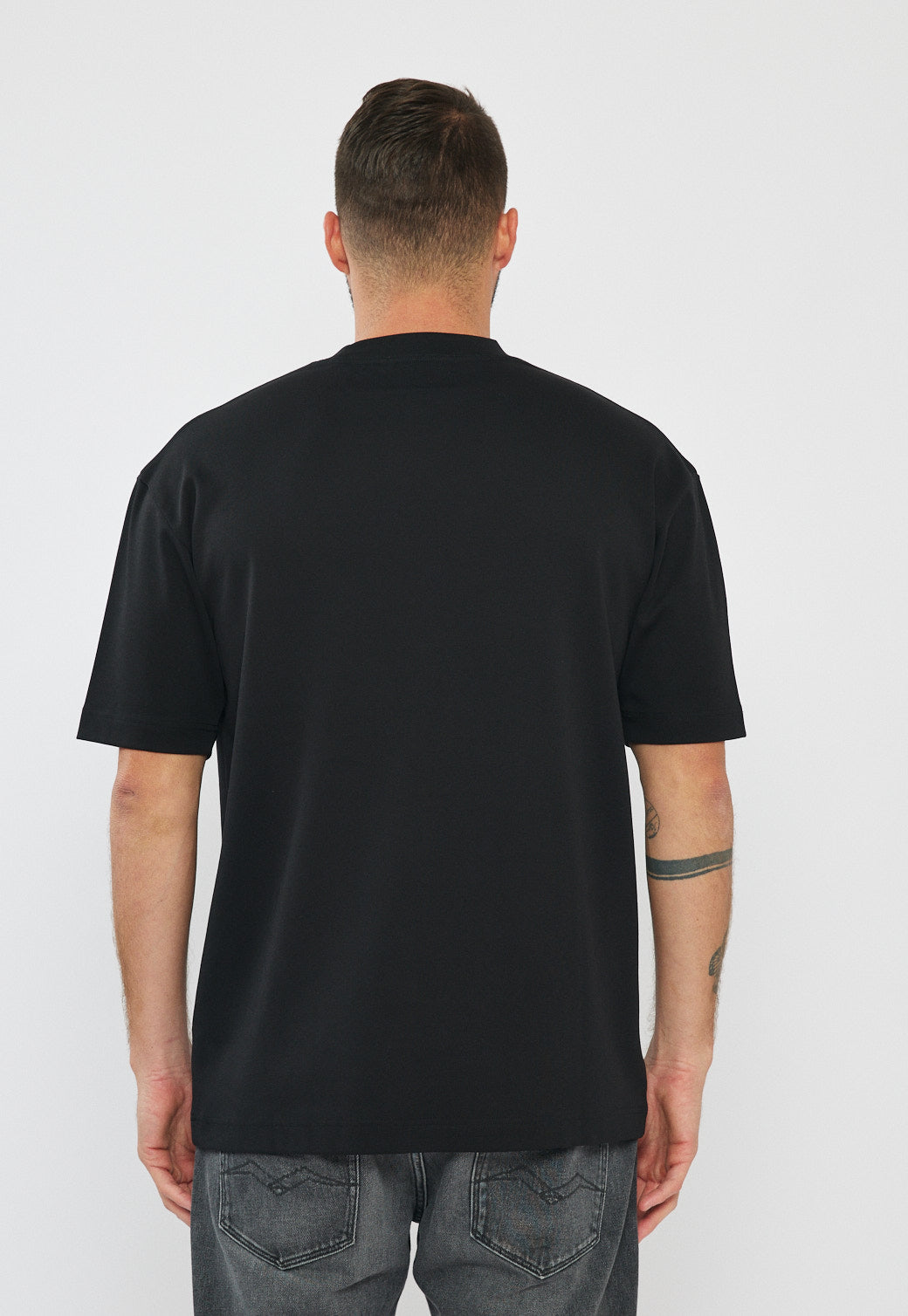 טי-שירט אוברסייז לגברים בצבע שחור עם לוגו