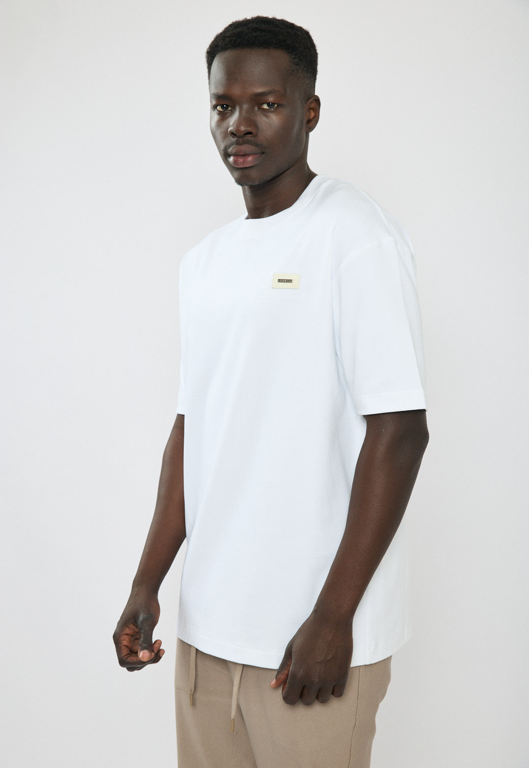 טי-שירט אוברסייז לגברים בצבע לבן עם לוגו