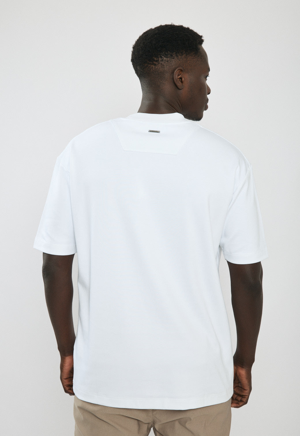 טי-שירט אוברסייז לגברים בצבע לבן עם לוגו