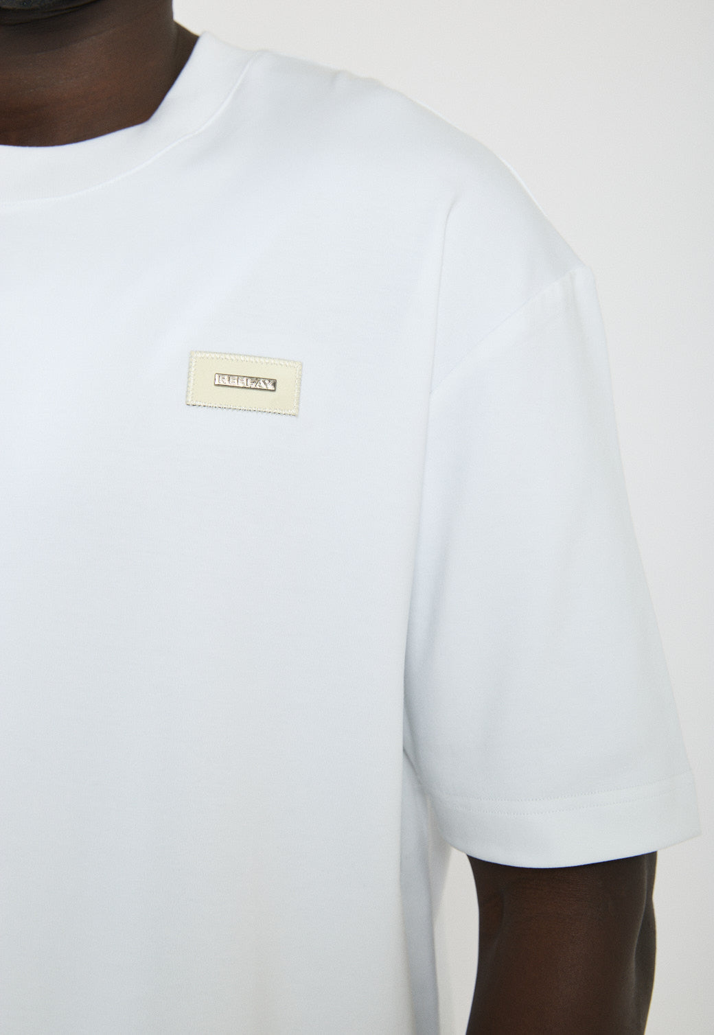 טי-שירט אוברסייז לגברים בצבע לבן עם לוגו