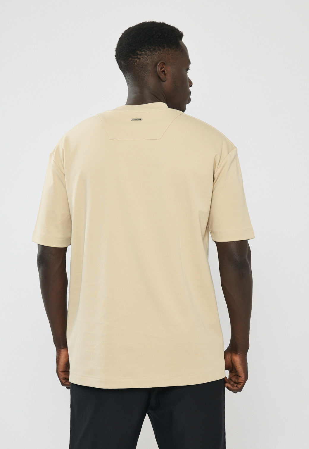 טי-שירט אוברסייז לגברים בצבע חול עם לוגו