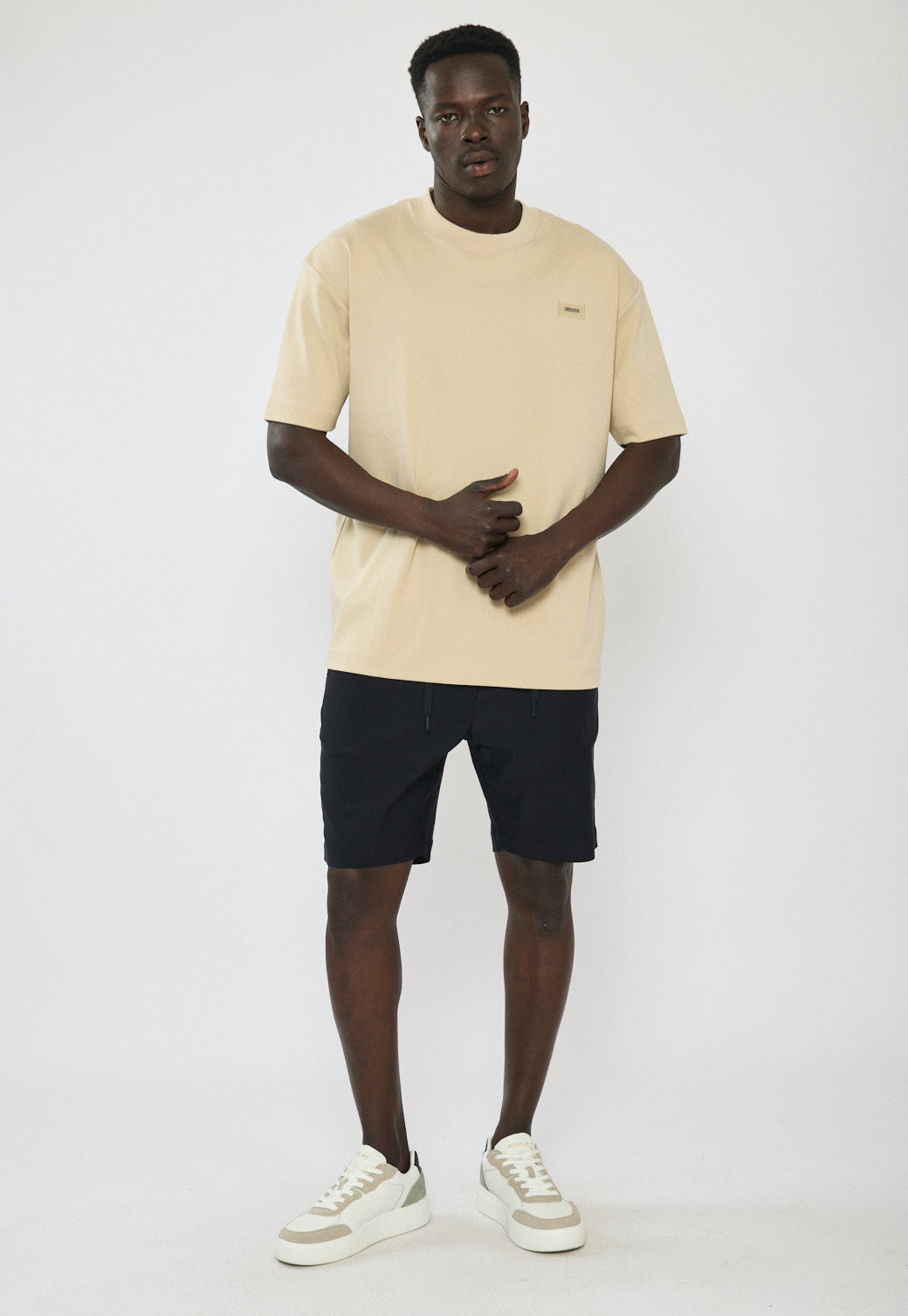 טי-שירט אוברסייז לגברים בצבע חול עם לוגו