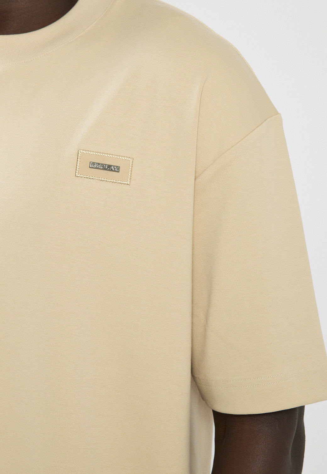 טי-שירט אוברסייז לגברים בצבע חול עם לוגו