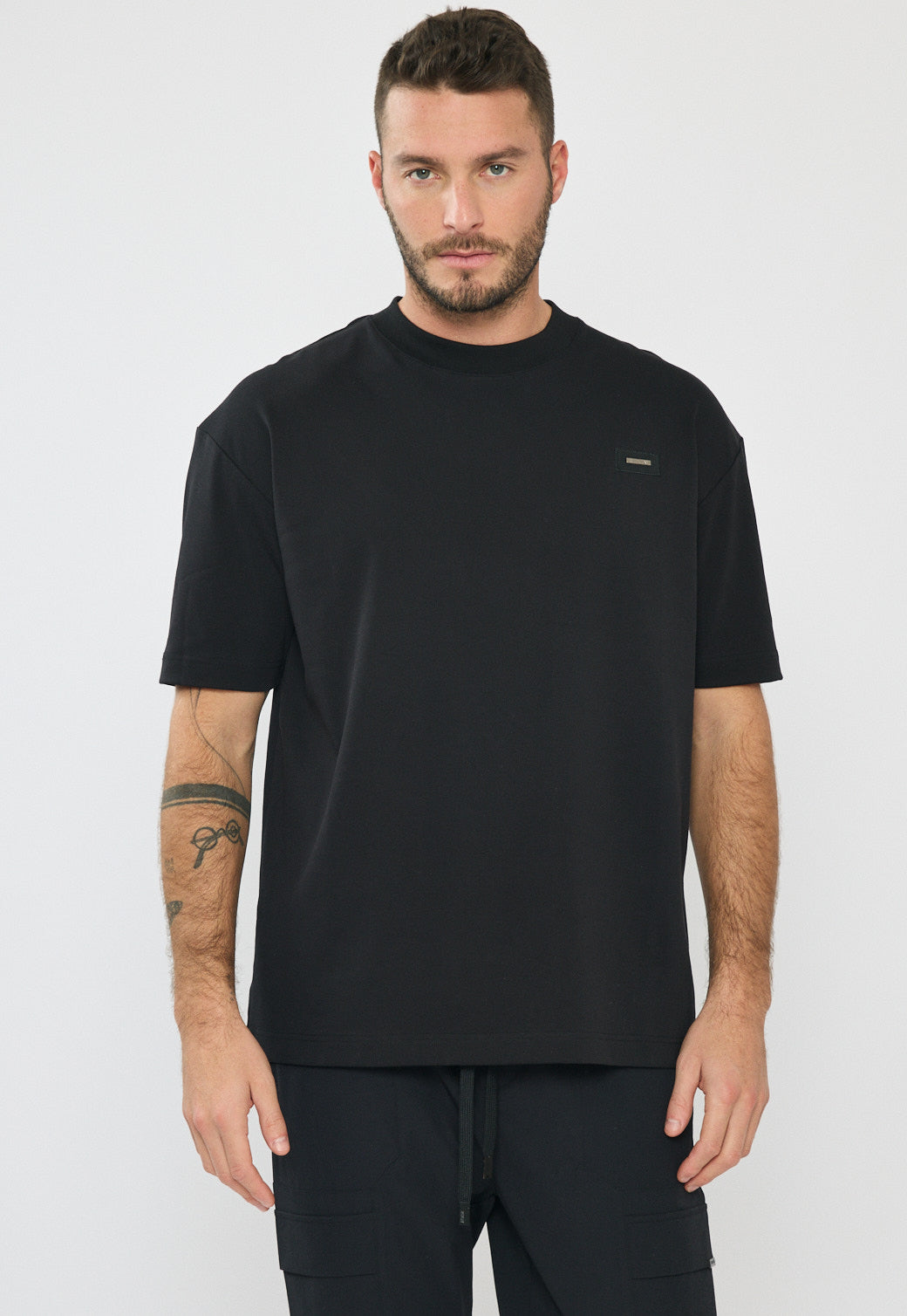 טי-שירט אוברסייז לגברים בצבע שחור עם לוגו