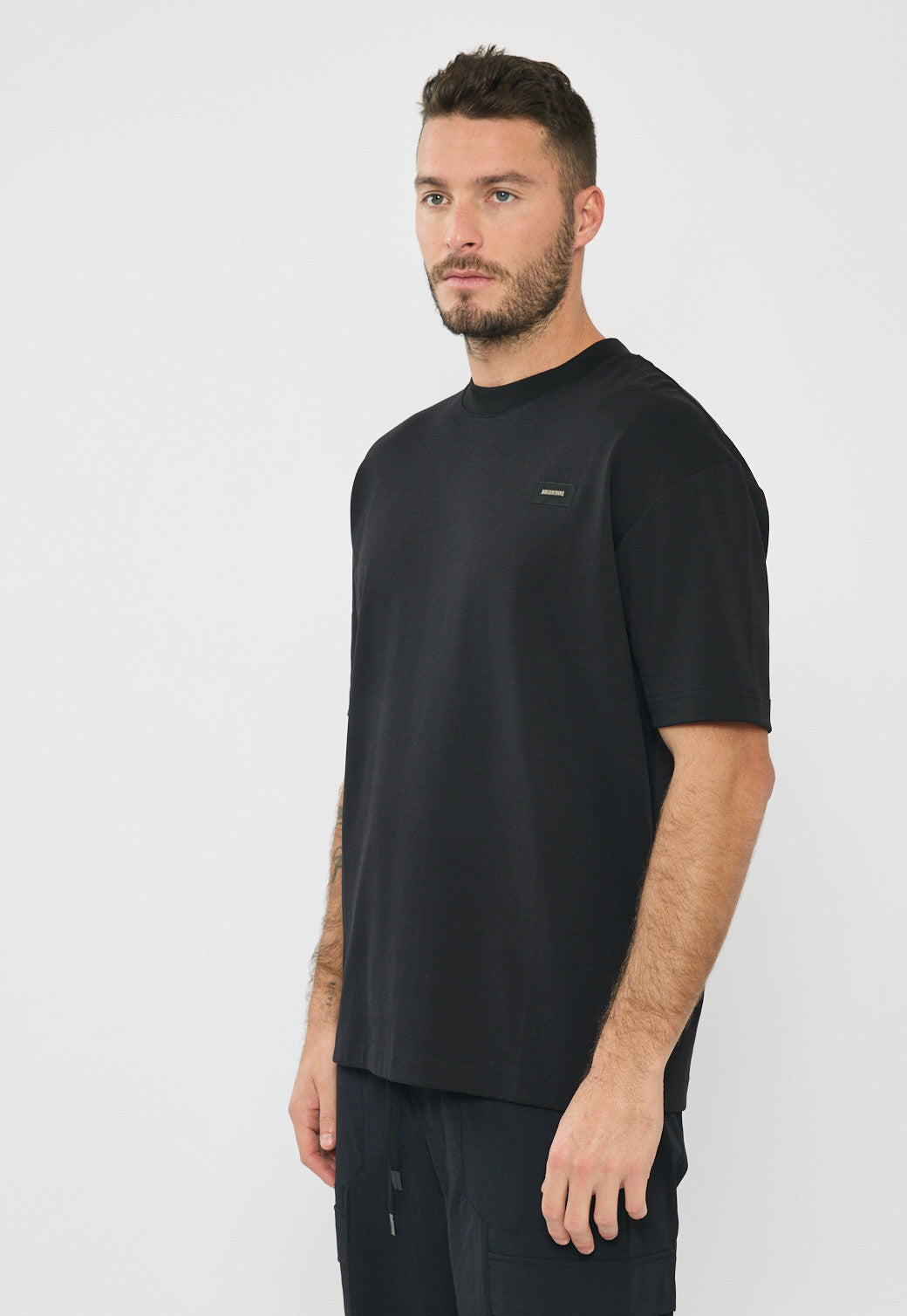 טי-שירט אוברסייז לגברים בצבע שחור עם לוגו