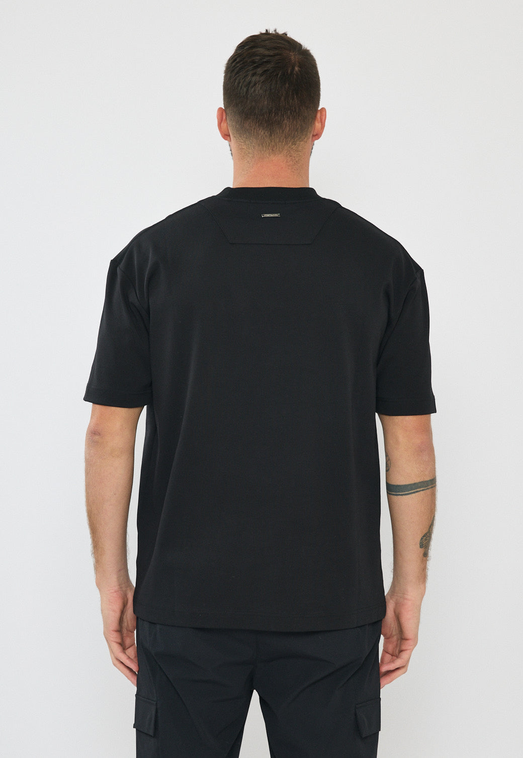 טי-שירט אוברסייז לגברים בצבע שחור עם לוגו