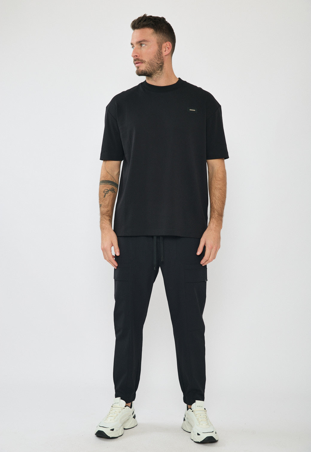 טי-שירט אוברסייז לגברים בצבע שחור עם לוגו