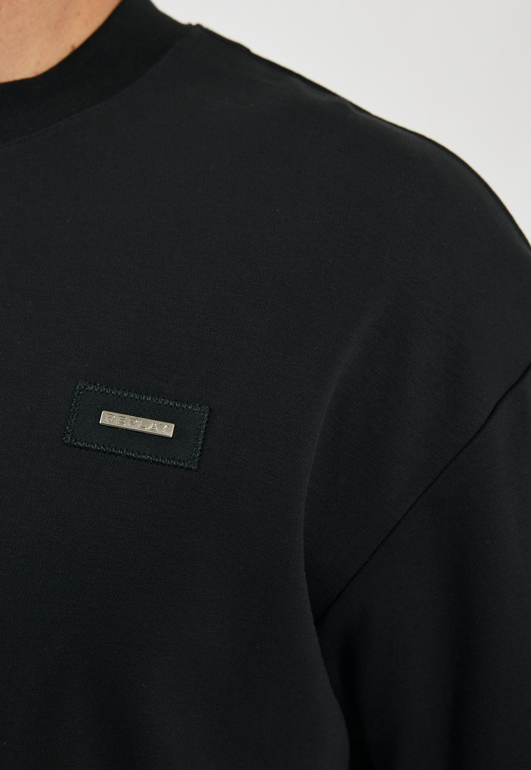 טי-שירט אוברסייז לגברים בצבע שחור עם לוגו