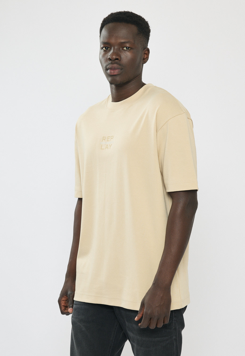 טי-שירט אוברסייז לגברים בצבע בז׳ עם לוגו