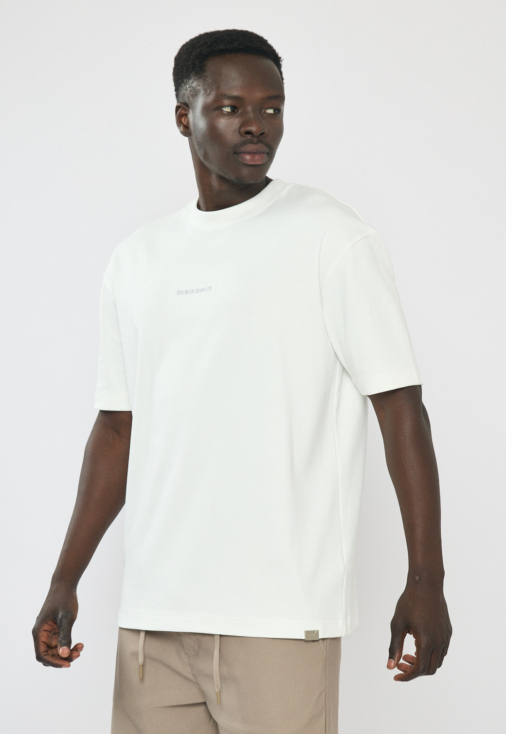 טי-שירט אוברסייז לגברים בצבע לבן עם לוגו