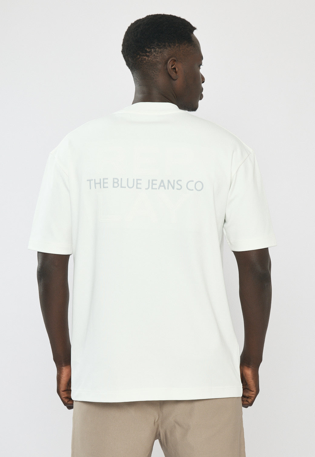 טי-שירט אוברסייז לגברים בצבע לבן עם לוגו