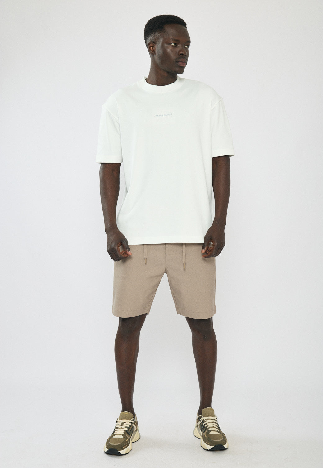 טי-שירט אוברסייז לגברים בצבע לבן עם לוגו