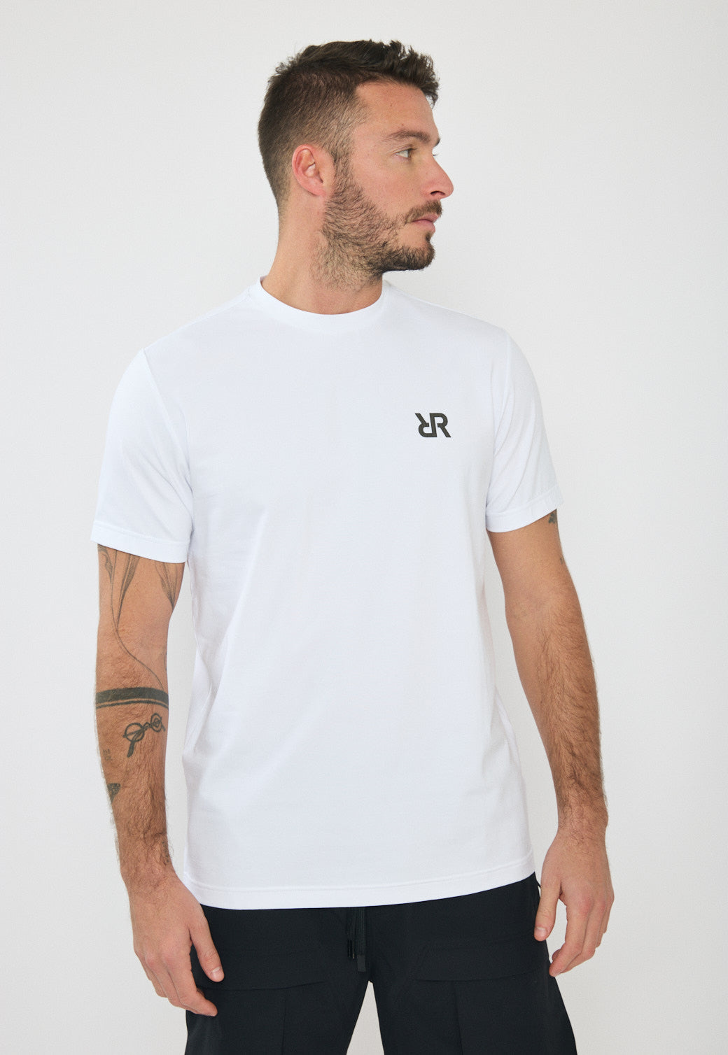 טי-שירט לגברים בצבע לבן עם לוגו