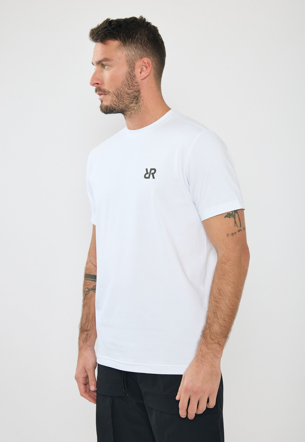 טי-שירט לגברים בצבע לבן עם לוגו
