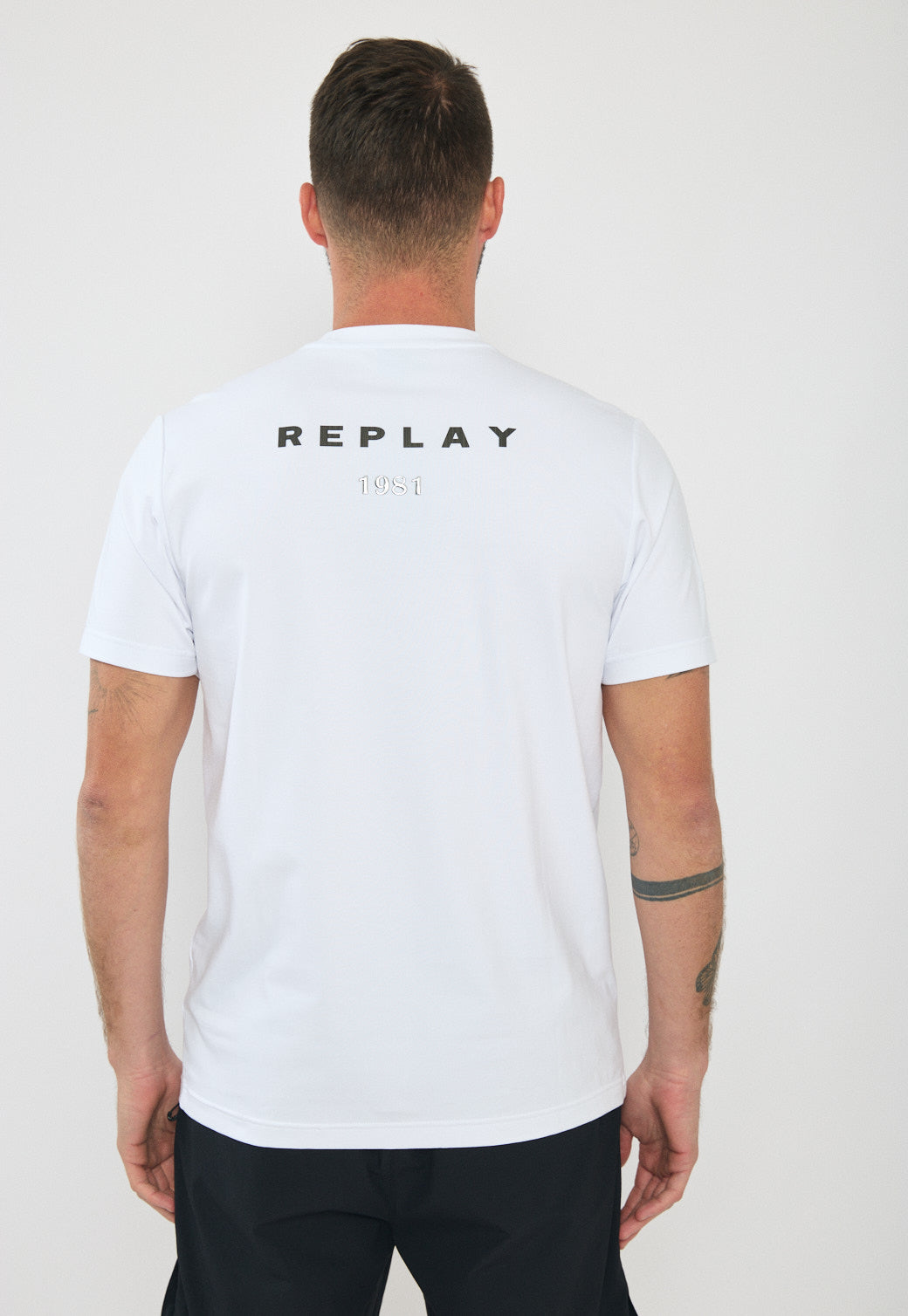 טי-שירט לגברים בצבע לבן עם לוגו