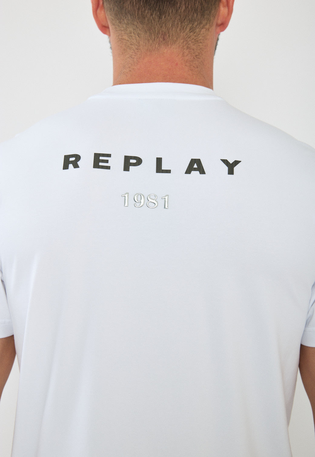 טי-שירט לגברים בצבע לבן עם לוגו