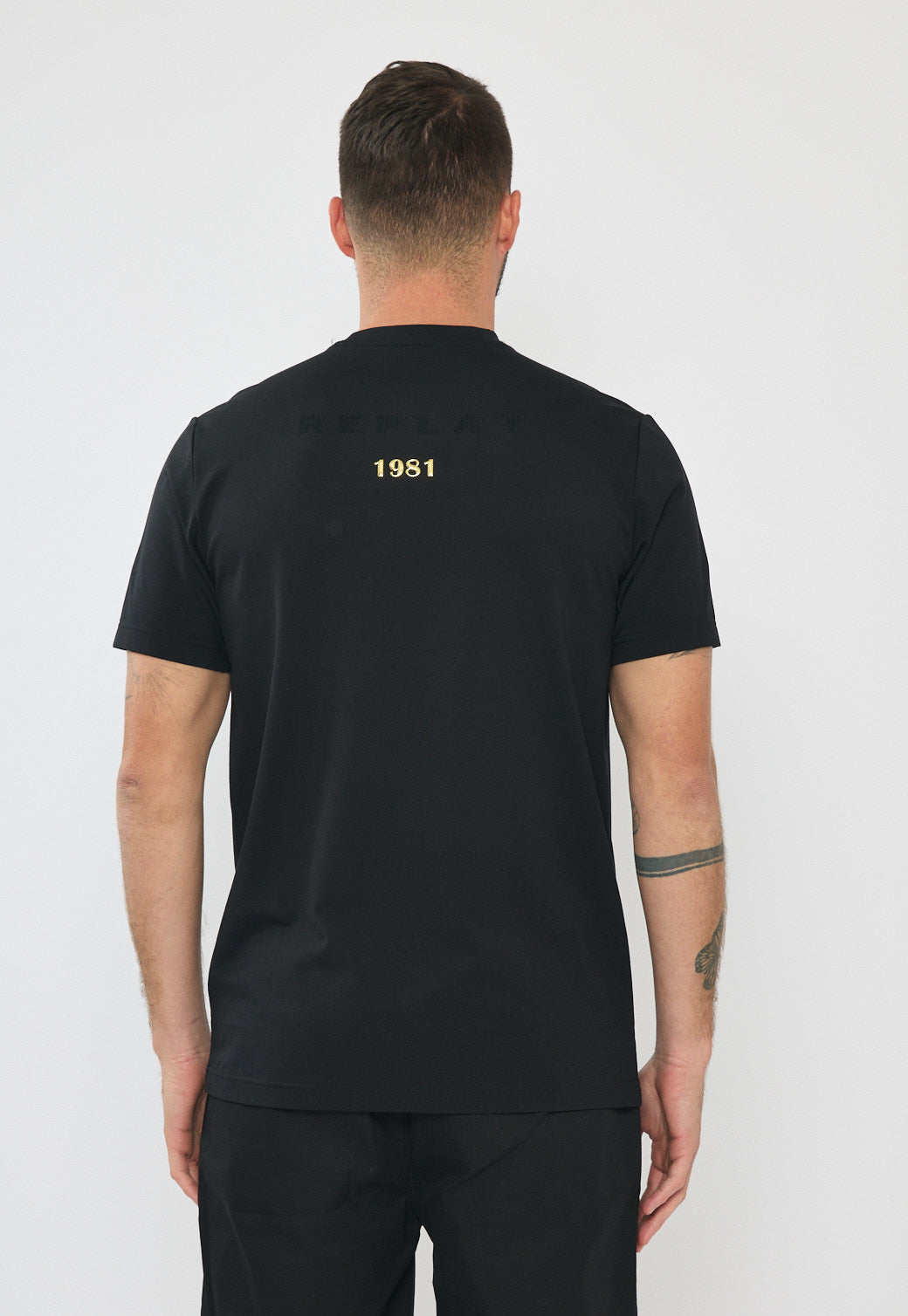 טי-שירט לגברים בצבע שחור עם לוגו