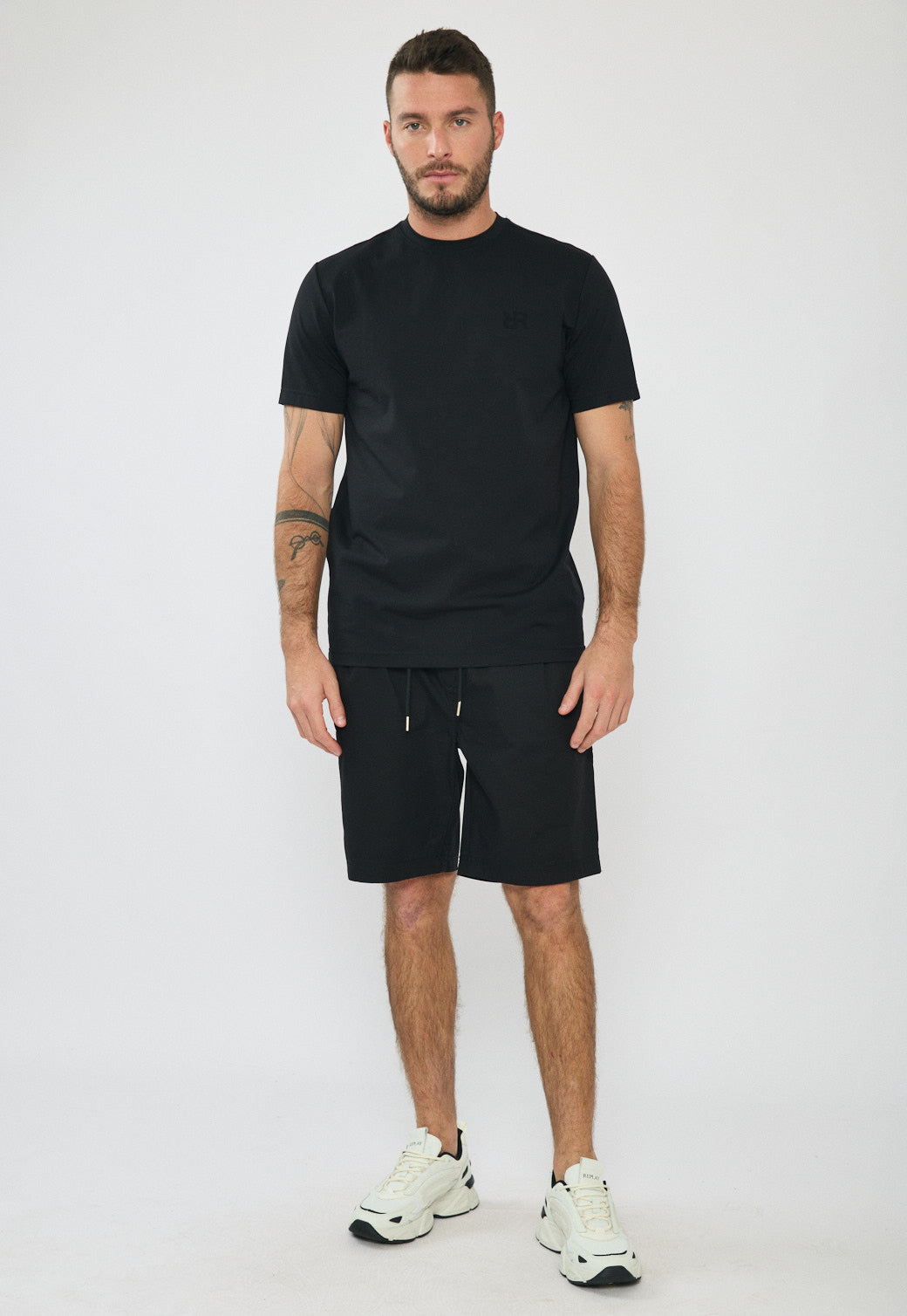 טי-שירט לגברים בצבע שחור עם לוגו