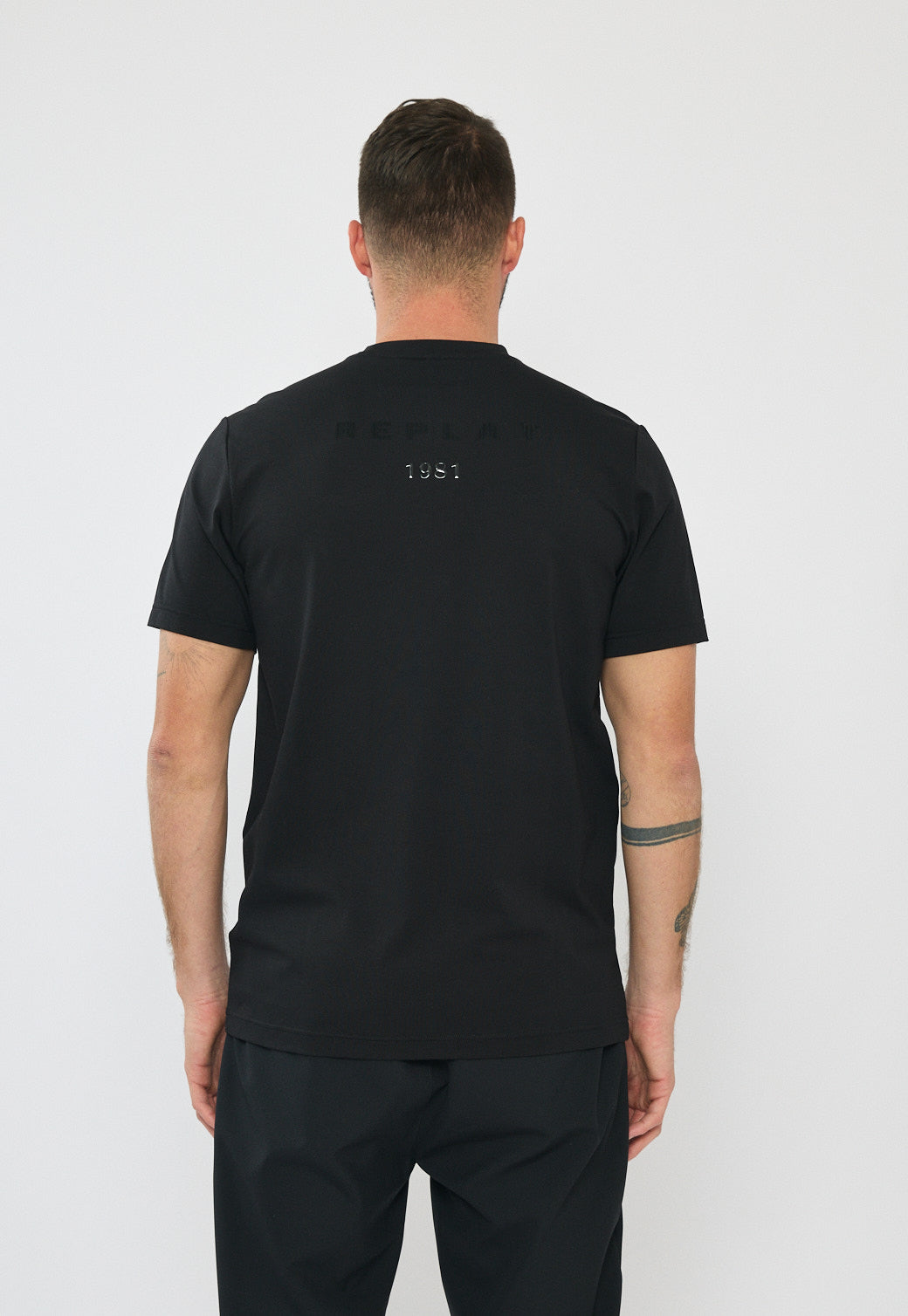 טי-שירט לגברים בצבע שחור עם לוגו