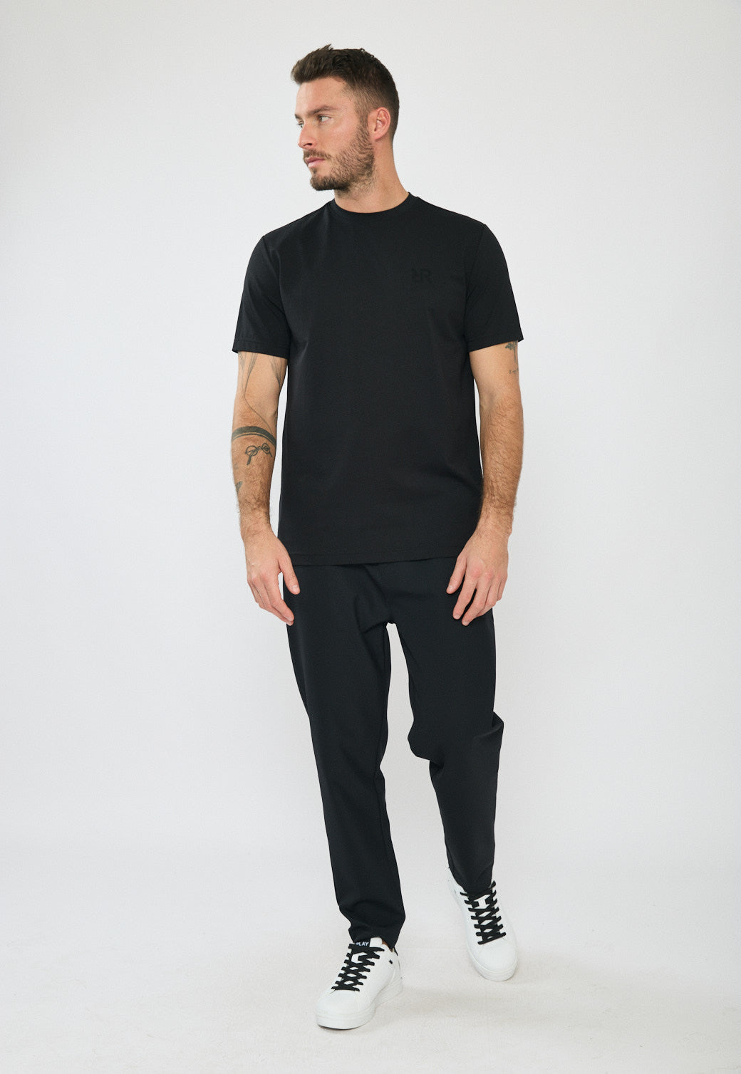 טי-שירט לגברים בצבע שחור עם לוגו