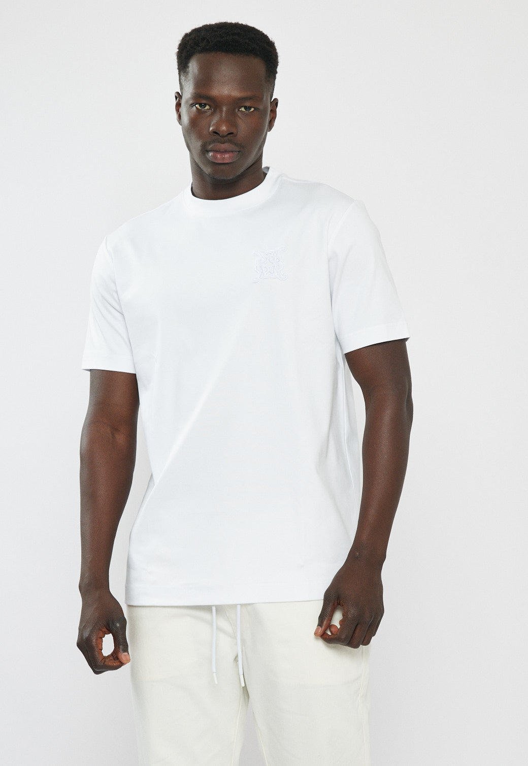 טי-שירט לגברים בצבע לבן עם לוגו