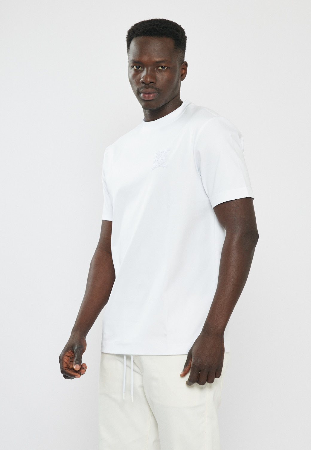 טי-שירט לגברים בצבע לבן עם לוגו