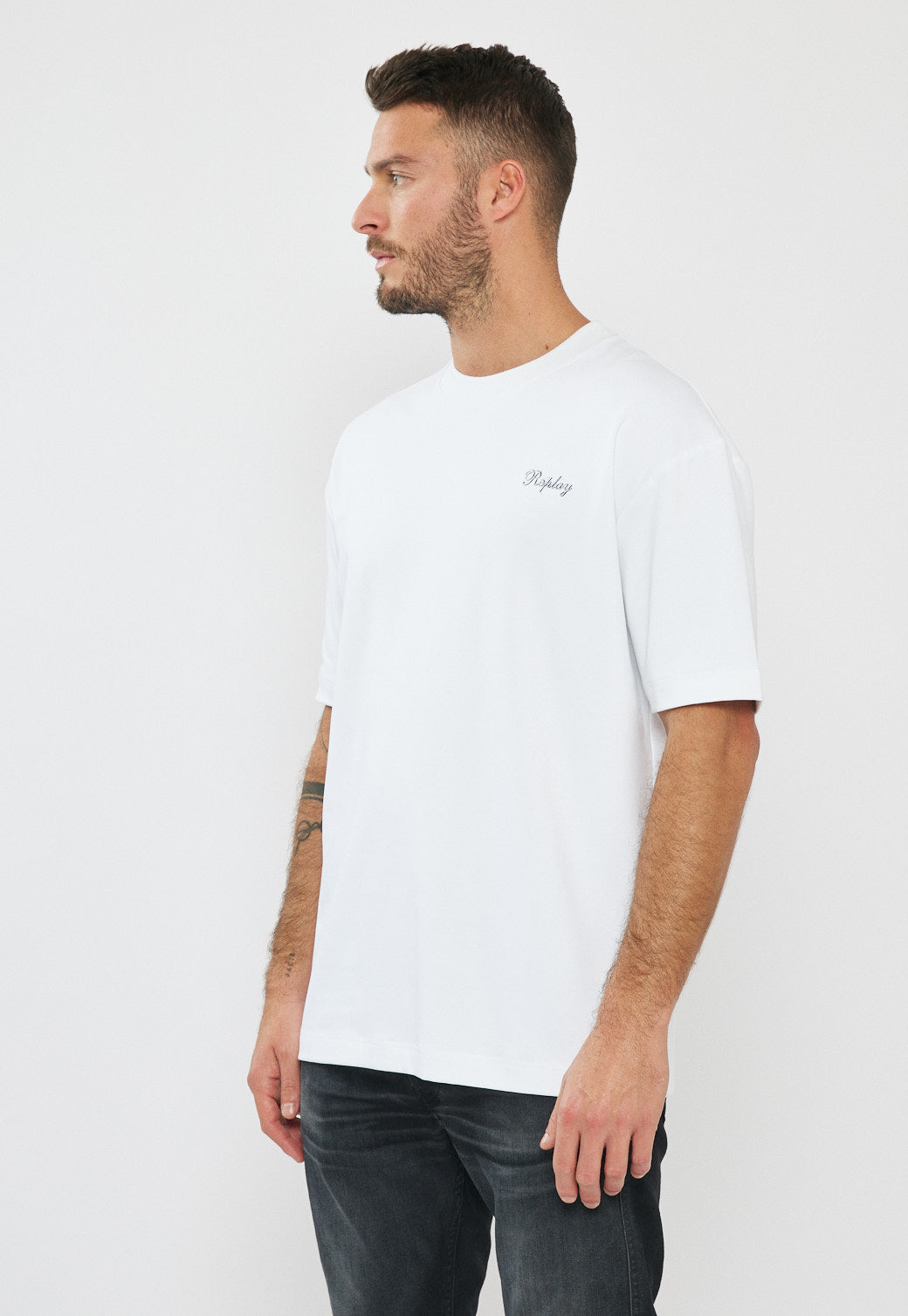 טי-שירט אוברסייז לגברים בצבע לבן עם לוגו והדפס בגב