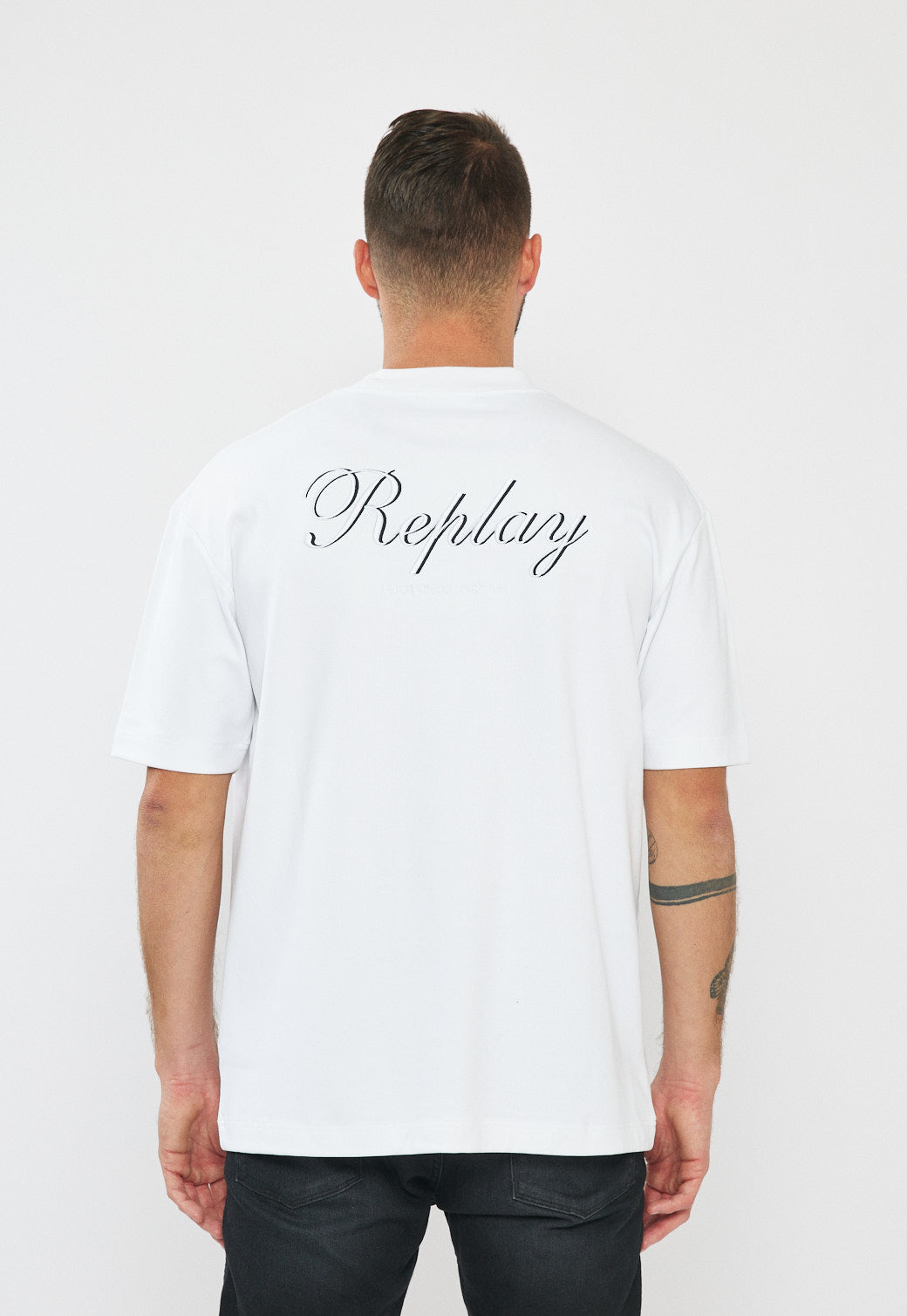 טי-שירט אוברסייז לגברים בצבע לבן עם לוגו והדפס בגב