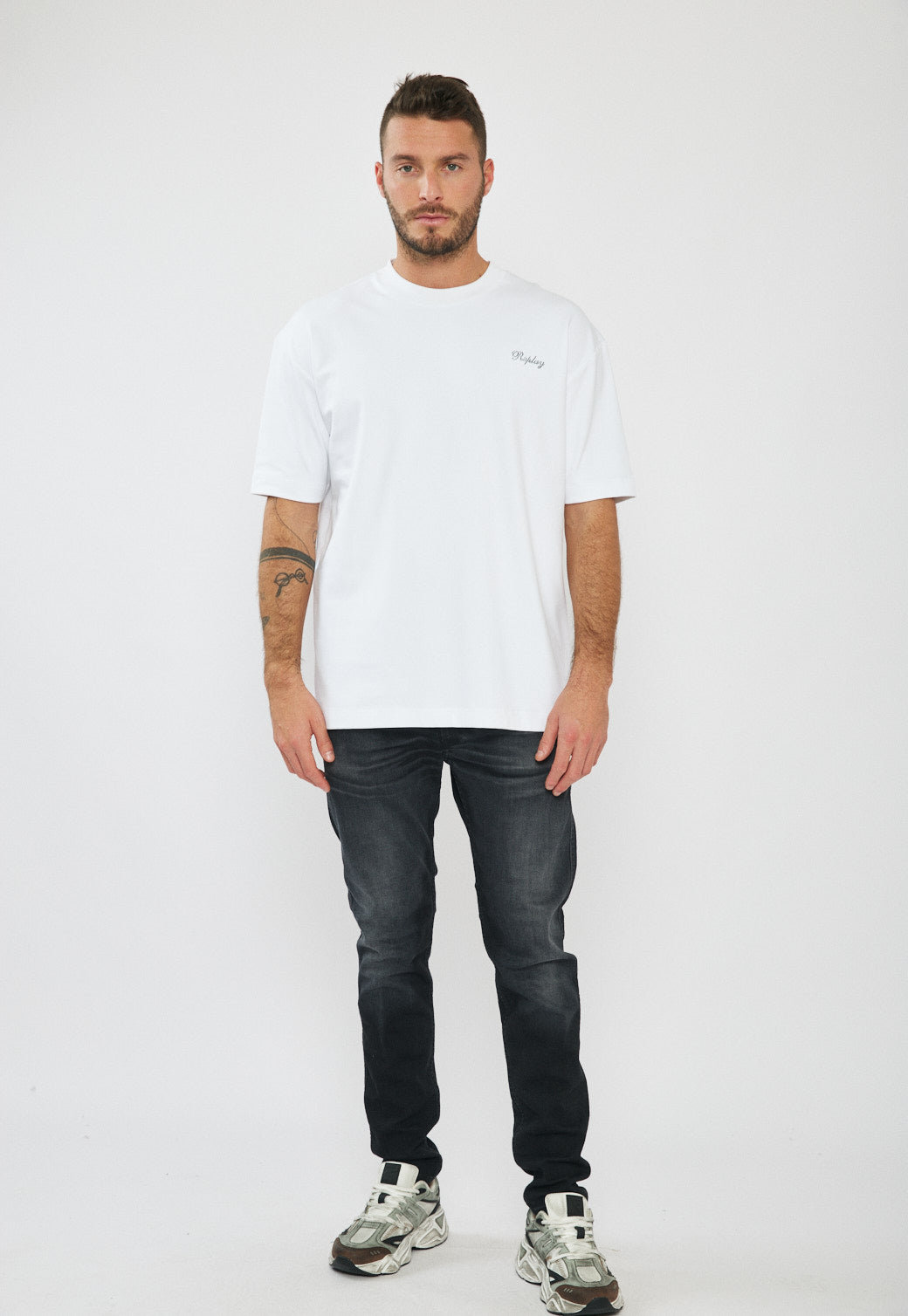 טי-שירט אוברסייז לגברים בצבע לבן עם לוגו והדפס בגב