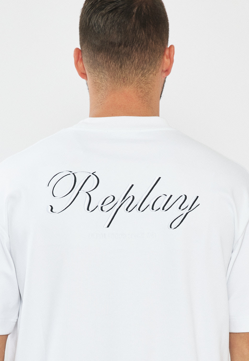 טי-שירט אוברסייז לגברים בצבע לבן עם לוגו והדפס בגב