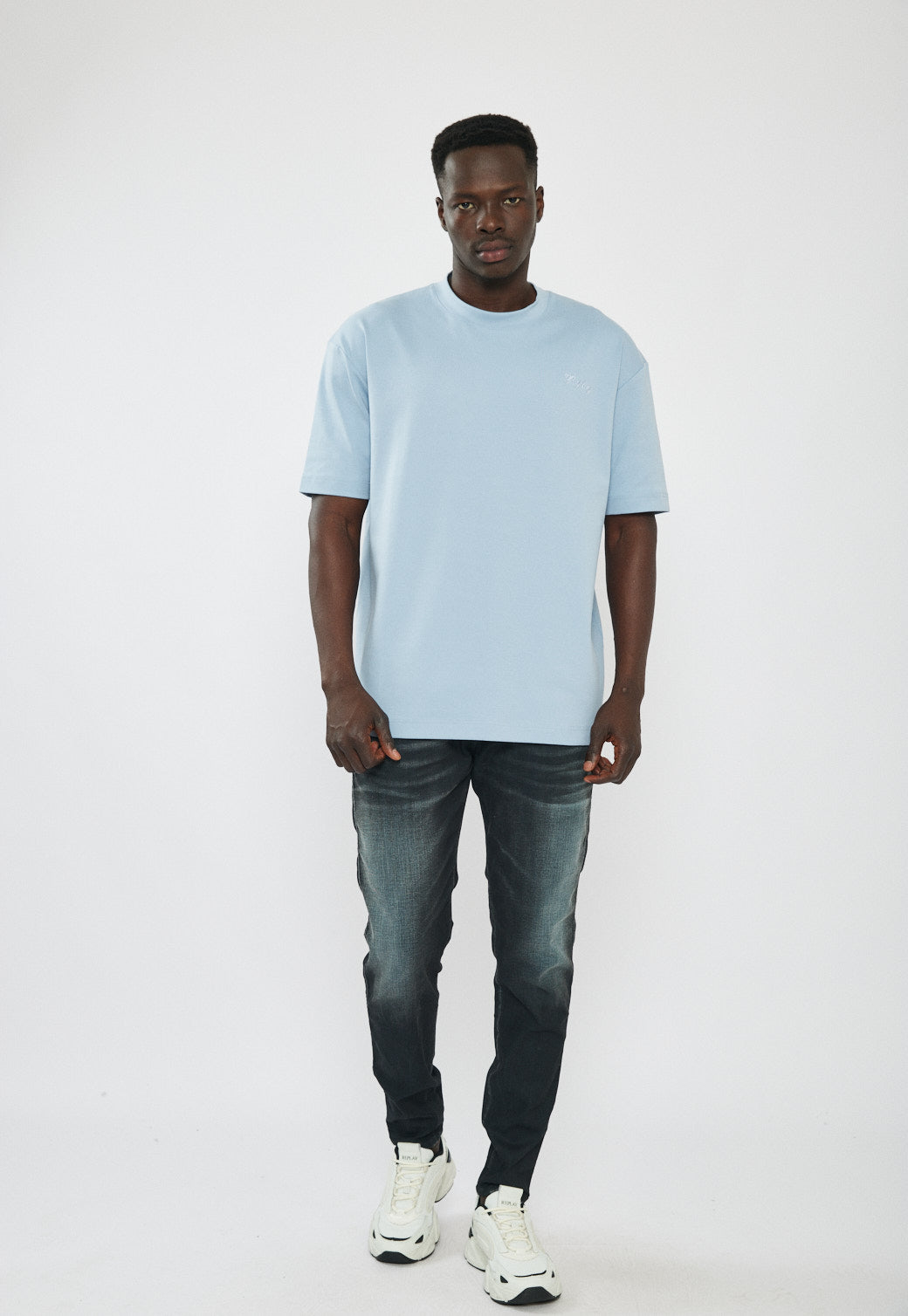 טי-שירט אוברסייז לגברים בצבע תכלת עם לוגו