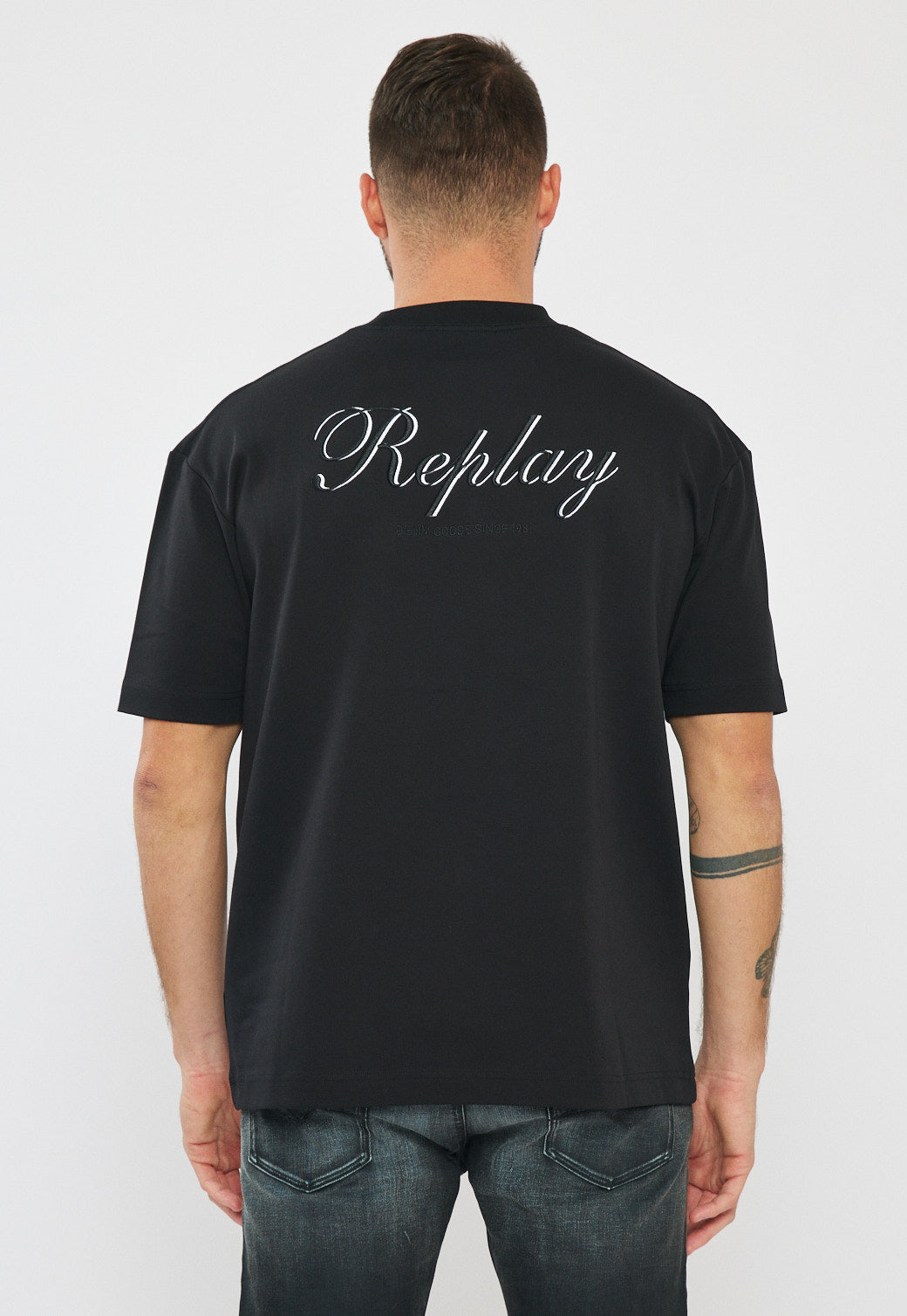 טי-שירט אוברסייז לגברים בצבע שחור עם לוגו