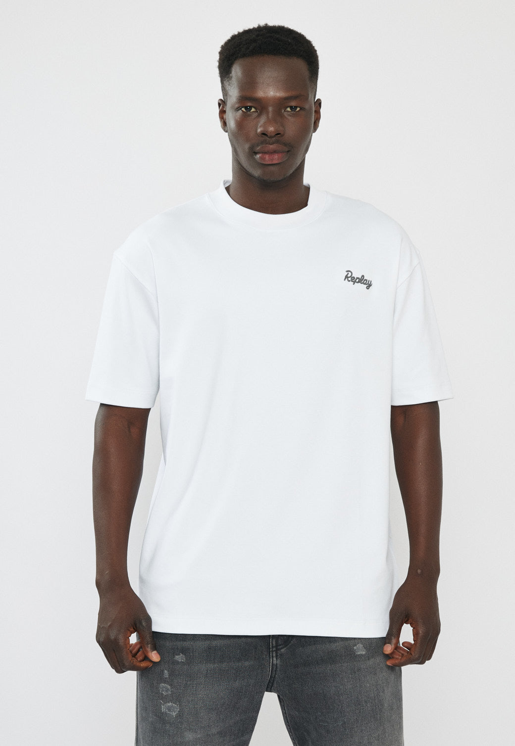 טי-שירט אוברסייז לגברים בצבע לבן עם לוגו והדפס בגב