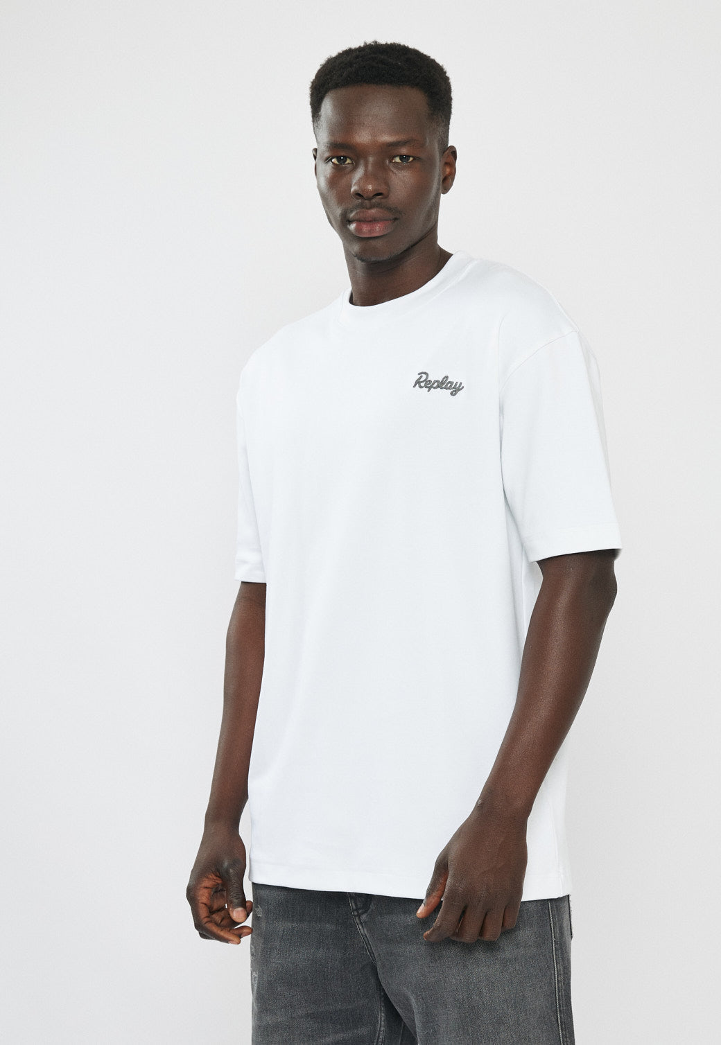 טי-שירט אוברסייז לגברים בצבע לבן עם לוגו והדפס בגב