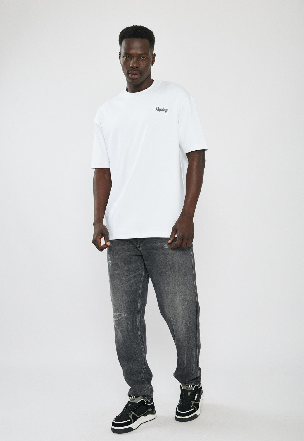 טי-שירט אוברסייז לגברים בצבע לבן עם לוגו והדפס בגב